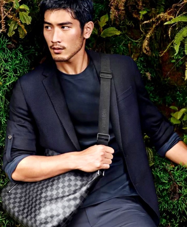 LOUIS VUITTON Godfrey Gao Primavera Verano 2013 Moda Masculina Consultoria de Imagen Maletas Traje Azul Marino